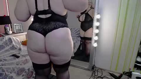 Snapshot of lady_2xl chatting on 06-19-26, 06:23 Lucy online show from 06-19-26, 06:23