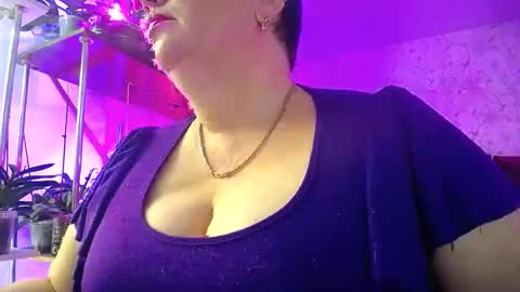 Lady Gloria online show from 11-19-25, 05:40