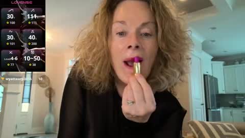 Snapshot of ladybabs chatting on 06-19-26, 06:01 Ladybabs online show from 06-19-26, 06:01