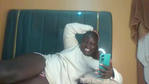 Snapshot of ladyblossoms19 chatting on 09-17-25, 12:01 lindah32 online show from 09-17-25, 12:01