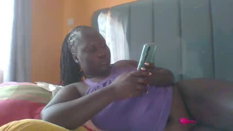 Snapshot of ladyblossoms19 chatting on 09-30-25, 09:25 lindah32 online show from 09-30-25, 09:25