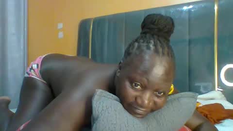 Snapshot of ladyblossoms19 chatting on 02-25-26, 04:16 lindah32 online show from 02-25-26, 04:16