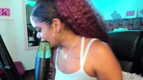 Snapshot of ladydanniela chatting on 12-18-24, 02:42 leidy daniela online show from 12-18-24, 02:42