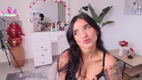 Snapshot of laira_scott chatting on 02-19-26, 09:11 Laira online show from 02-19-26, 09:11