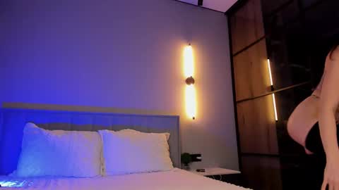 Ellina online show from 11-17-25, 03:18