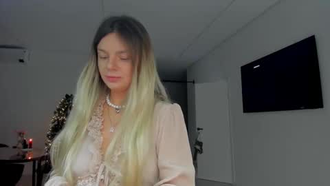 Snapshot of lallie_ chatting on 12-21-25, 03:19 Lallie online show from 12-21-25, 03:19