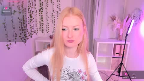 Snapshot of laly_peach chatting on 12-23-24, 03:33 Laly online show from 12-23-24, 03:33