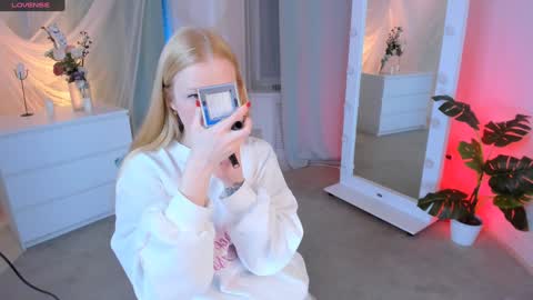 Snapshot of laly_peach chatting on 01-26-25, 04:30 Laly online show from 01-26-25, 04:30