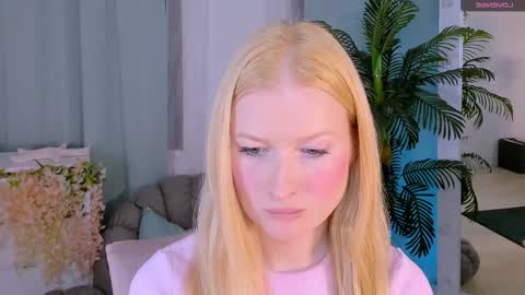 Snapshot of laly_peach chatting on 10-06-25, 05:10 Laly online show from 10-06-25, 05:10