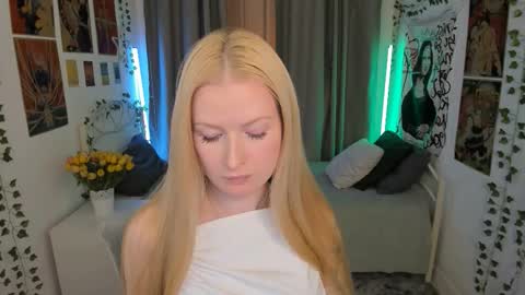 Snapshot of laly_peach chatting on 10-15-25, 06:52 Laly online show from 10-15-25, 06:52
