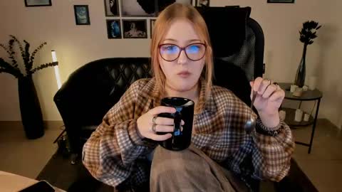 lana online show from 05-31-26, 10:33