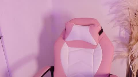 Snapshot of lara_gil_ chatting on 12-18-25, 08:48 Lara Gill online show from 12-18-25, 08:48