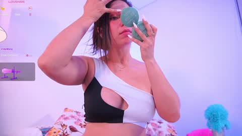 Hello Guys I am Lara Giraldo  WELCOME To my room online show from 02-02-25, 03:10