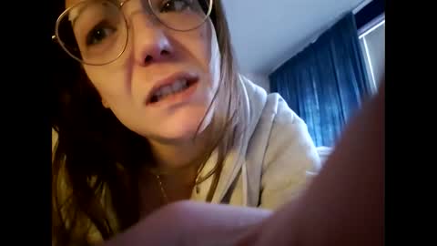Snapshot of laraa333 chatting on 02-08-25, 10:39 Little online show from 02-08-25, 10:39