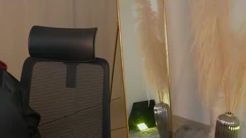 Snapshot of larabeker chatting on 12-22-25, 05:32 Lara Beker online show from 12-22-25, 05:32