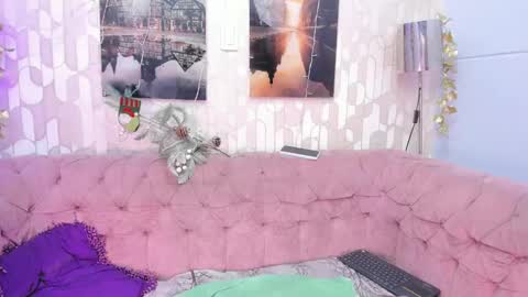 Snapshot of laramurphy chatting on 12-12-24, 10:31 Lara Murphy online show from 12-12-24, 10:31