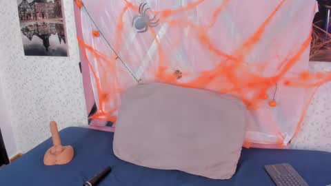 Snapshot of laramurphy chatting on 10-22-25, 04:13 Lara Murphy online show from 10-22-25, 04:13