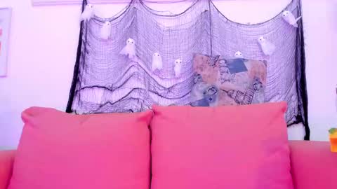 Snapshot of laramurphy chatting on 10-22-25, 10:53 Lara Murphy online show from 10-22-25, 10:53