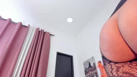 Snapshot of laramurphy chatting on 10-29-25, 04:37 Lara Murphy online show from 10-29-25, 04:37