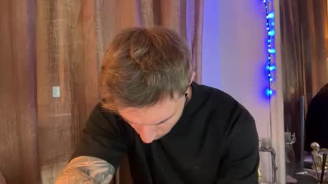 Snapshot of larsskeet chatting on 11-25-25, 02:39 larsskeet online show from 11-25-25, 02:39