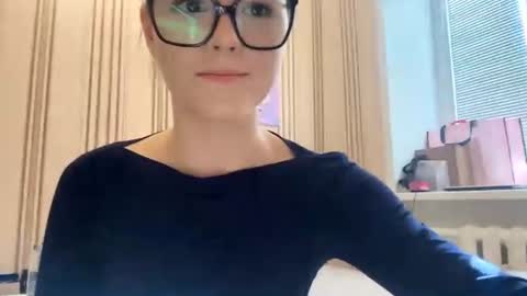 Mia online show from 06-17-26, 02:18