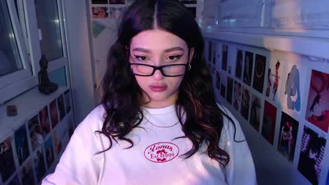 Snapshot of latina_mia chatting on 01-18-25, 01:29 miiiiiiaaaa online show from 01-18-25, 01:29