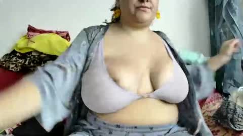 Snapshot of latinagoddess_isa chatting on 09-28-25, 09:42 latinagoddess_isa online show from 09-28-25, 09:42
