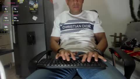 Snapshot of latinmartin73 chatting on 12-25-24, 06:52 latinmartin73 online show from 12-25-24, 06:52