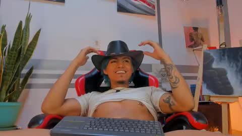 Snapshot of latino_boysmiles chatting on 03-04-26, 01:33 latino_boysmiles online show from 03-04-26, 01:33