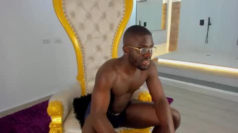 Snapshot of latrellx7 chatting on 12-24-24, 12:22 LEANDRO online show from 12-24-24, 12:22