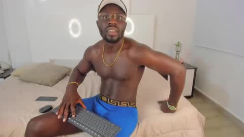 Snapshot of latrellx7 chatting on 12-29-24, 12:23 LEANDRO online show from 12-29-24, 12:23