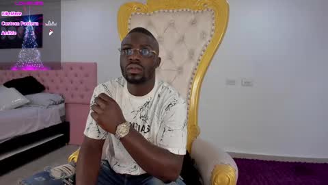 Snapshot of latrellx7 chatting on 01-02-25, 11:52 LEANDRO online show from 01-02-25, 11:52