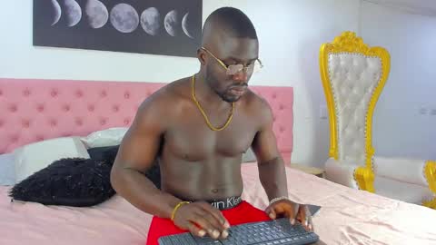 Snapshot of latrellx7 chatting on 01-03-25, 11:57 LEANDRO online show from 01-03-25, 11:57