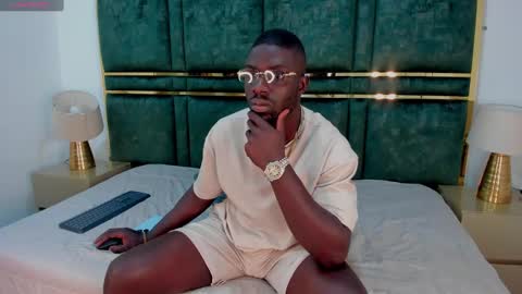 Snapshot of latrellx7 chatting on 01-22-25, 12:38 LEANDRO online show from 01-22-25, 12:38