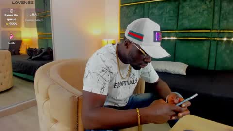 Snapshot of latrellx7 chatting on 02-03-25, 10:47 LEANDRO online show from 02-03-25, 10:47