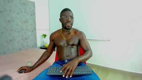 Snapshot of latrellx7 chatting on 03-04-25, 12:01 LEANDRO online show from 03-04-25, 12:01