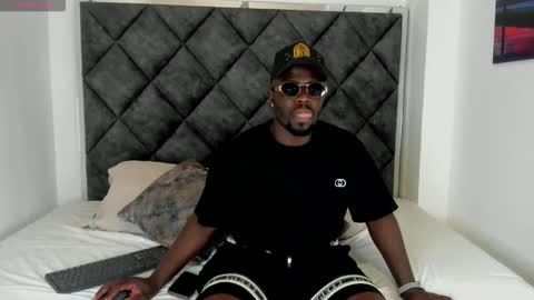 Snapshot of latrellx7 chatting on 09-15-25, 02:55 LEANDRO online show from 09-15-25, 02:55