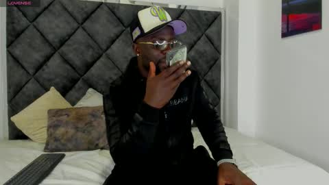 Snapshot of latrellx7 chatting on 09-17-25, 03:41 LEANDRO online show from 09-17-25, 03:41