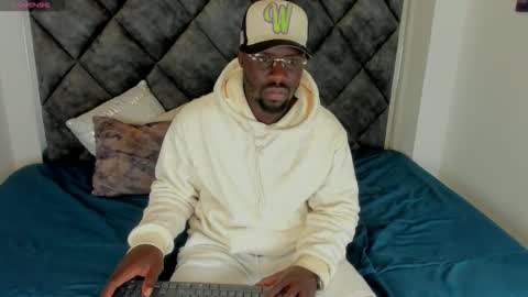 Snapshot of latrellx7 chatting on 09-20-25, 02:45 LEANDRO online show from 09-20-25, 02:45