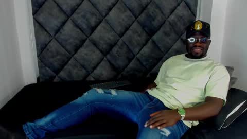 Snapshot of latrellx7 chatting on 09-27-25, 03:22 LEANDRO online show from 09-27-25, 03:22