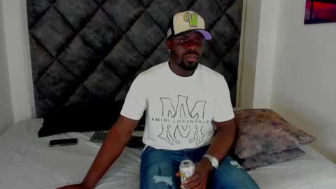 Snapshot of latrellx7 chatting on 09-29-25, 03:44 LEANDRO online show from 09-29-25, 03:44