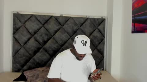 Snapshot of latrellx7 chatting on 10-01-25, 03:45 LEANDRO online show from 10-01-25, 03:45