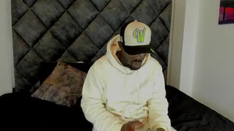 Snapshot of latrellx7 chatting on 10-02-25, 02:40 LEANDRO online show from 10-02-25, 02:40