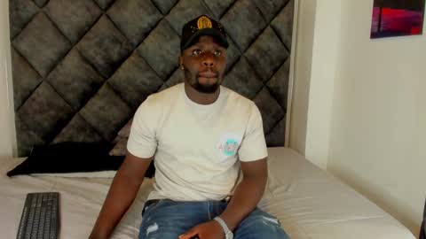 Snapshot of latrellx7 chatting on 10-04-25, 03:48 LEANDRO online show from 10-04-25, 03:48