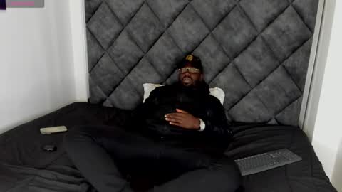 Snapshot of latrellx7 chatting on 10-16-25, 04:24 LEANDRO online show from 10-16-25, 04:24