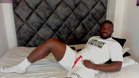 Snapshot of latrellx7 chatting on 10-19-25, 03:29 LEANDRO online show from 10-19-25, 03:29