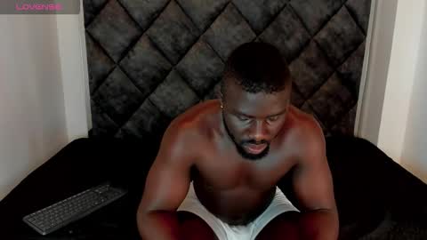 Snapshot of latrellx7 chatting on 10-21-25, 02:01 LEANDRO online show from 10-21-25, 02:01