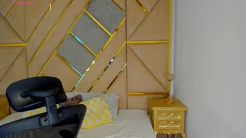 Snapshot of latrellx7 chatting on 11-01-25, 12:23 LEANDRO online show from 11-01-25, 12:23