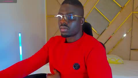 Snapshot of latrellx7 chatting on 11-28-25, 04:04 LEANDRO online show from 11-28-25, 04:04