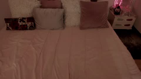 Snapshot of lau_123x chatting on 01-05-25, 08:52 Laura online show from 01-05-25, 08:52